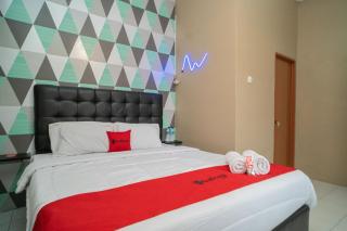 RedDoorz near Taman Safari 2 - Bogor - 1