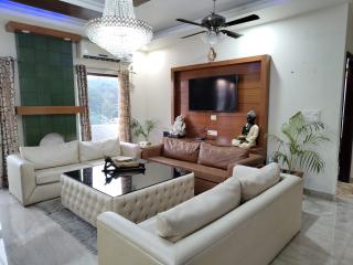 Plum Penthouse 3BHK with RooftopTerrace on 3rd Floor - Dehradun - 9
