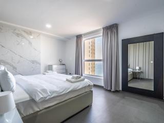 Luxury Waterfront Apartment with Beach Access - Dubai - 9