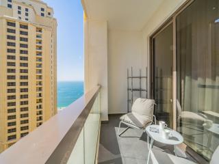 Luxury Waterfront Apartment with Beach Access - Dubai - 8