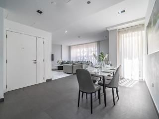 Luxury Waterfront Apartment with Beach Access - Dubai - 1