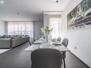 Luxury Waterfront Apartment with Beach Access - Dubai - 2