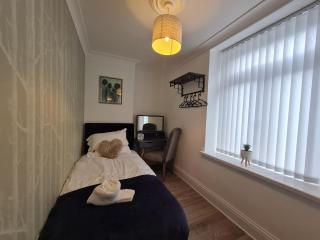 Beautiful 4 bedroom house near town centre. With Bike Store Perfect for Bike Park Wales - Merthyr Tydfil - 5