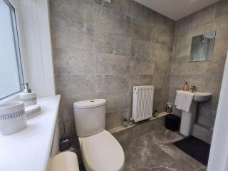 Beautiful 4 bedroom house near town centre. With Bike Store Perfect for Bike Park Wales - 2