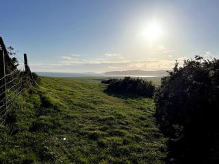 TY CAPEL ABERSOCH beaches, comfy beds, super Wi-Fi, TV, wood fires, garden, bbq - 1