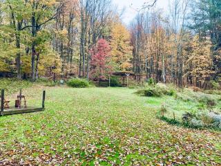 Cozy Cottage with Jacuzzi and Fire Pit and Reading Nook! - 8
