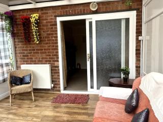 North Wales Holiday Accomodation with Free parking & WiFi - Bodelwyddan - 1
