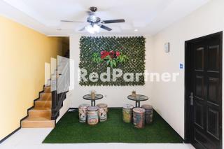 Dea Homestay Syariah at Kertomenanggal Surabaya Mitra RedDoorz - Siwalapkerto - 0