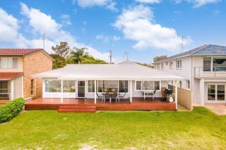 Beached Inn Spacious beach front house - Salamander Bay - 9