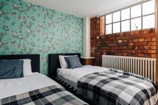 EXPOSED BRICKWORK TOWNHOUSE w FREE SECURE PARKING - Birmingham - 1