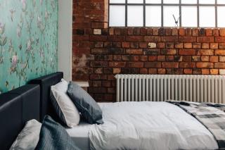 EXPOSED BRICKWORK TOWNHOUSE w FREE SECURE PARKING - Birmingham - 2