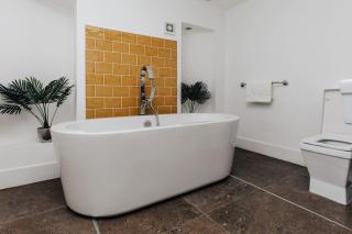 EXPOSED BRICKWORK TOWNHOUSE w FREE SECURE PARKING - Birmingham - 6