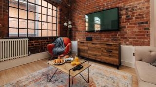 EXPOSED BRICKWORK TOWNHOUSE w FREE SECURE PARKING - Birmingham - 0