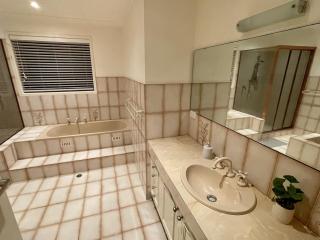 Spacious getaway with panoramic water & mountain views - Green Point - 3