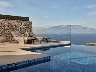 Akron Luxury Suites - Korithion - 6