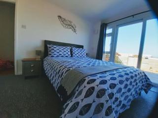 The Getaway - Modern 2 Bedroom Brixham Bungalow with sea peeps - Brixham - 4