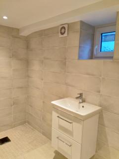 Renovated semi- basement 2 Bedrooms Furnished Apartment - Close to everything in Moss - Moss - 9