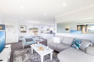 Intrepid 11 Absolute Beachfront Bliss - Shoal Bay - 1