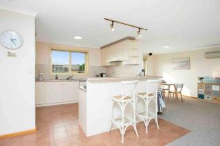Esplanade Escape Absolute Beachfront WIFI-NBN - Middleton - 7