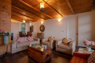 Hostie AJ's Retreat - Sunset Balcony 3BR home with Panoramic Valley Views - 2