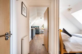 Top Floor Flat on Harbour Street with sea views - 8