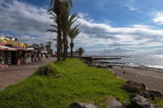 Detached 3-story home, seafront and central - 3