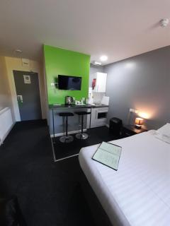 Lymedale Suites Studios & Aparthotel in NEWCASTLE UNDER LYME & STOKE - Newcastle-under-Lyme - 0