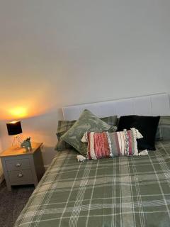 The White House - Cheerful 3 Bedroom home in Wigan - Ince - sleeps 7 - parking - Work space - Great motorway links - 3