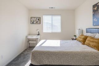 Spacious Modern Home in Sierra Lakes Fontana - 9