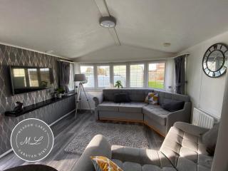 Palm Grove 2- Golden Palm - Pet friendly, WiFi, bed linen, central heating - Meadow Lakes Caravan & Lodge Hire - Chapel Saint Leonards - 9