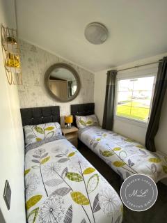 Palm Grove 2- Golden Palm - Pet friendly, WiFi, bed linen, central heating - Meadow Lakes Caravan & Lodge Hire - Chapel Saint Leonards - 6