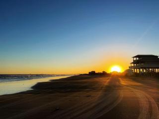 Reduced rate! The Wave of it All Tiki Bar Walk to the beach - Crystal Beach - 6