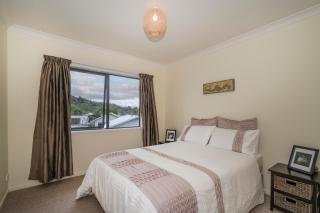 Hosts on the Coast Laze Away on Cook - 4