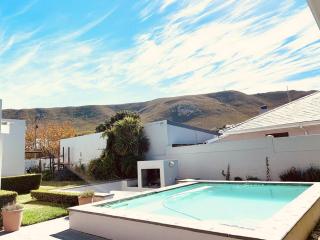 Hermanus 3 Bed Home King Bed with pool walk to sea - 7