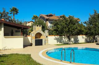 Hot tub-Fireplace-Pets-Sleeps 11-Bbq-Pool-Parking - 1