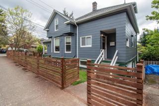 Central 2 bedroom unit with 3 beds and 3 large TVs - 2