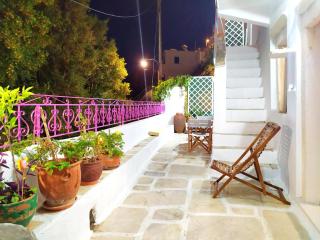 Traditional Family House, ground floor with yard - Kóronos - 8
