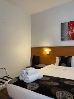 Studio 25/247 gouger st Ex hotel room 430 - 8