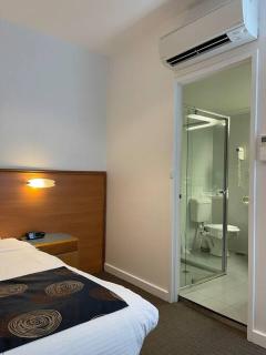 Studio 25/247 gouger st Ex hotel room 430 - 5