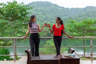 StayVista's Shivom Villa 6 - A Serene Escape with Views of the Valley and Lake - Lonavala - 9