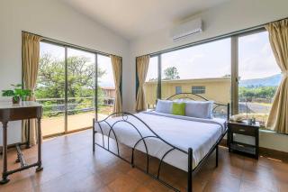 StayVista's Shivom Villa 1 - A Serene Escape with Views of the Valley and Lake - Lonavla - 5
