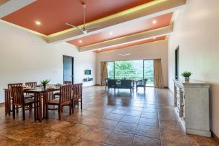 StayVista's Shivom Villa 4 - A Serene Escape with Views of the Valley and Lake - Lonavla - 1