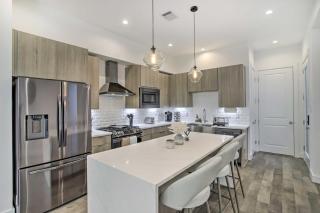 Newly-Built Luxury Galleria Area Townhome! - 9