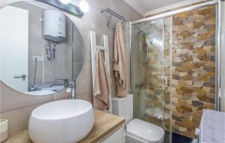 Stunning Apartment In Torrevieja - 2