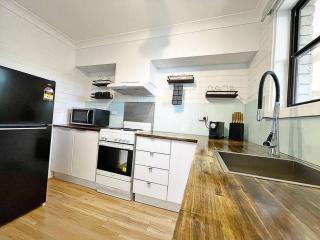 Manhattan - Stylish 1BR Beachfront on Caseys - Batehaven - 5