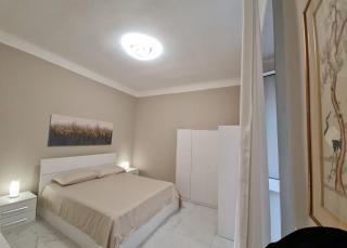 Ampio appartamento con 2 posti auto e cortile - Genua - 9