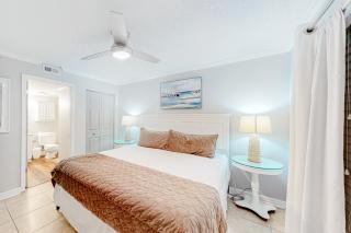 Pelican Beach Resort 304 - 5