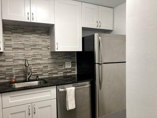 Oceanview on SAND located in Ocean Manor Resort Fort Lauderdale Beach 2 bed 2 bath spacious corner unit partial ocean view - Fort Lauderdale - 3