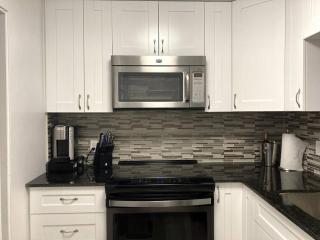 Oceanview on SAND located in Ocean Manor Resort Fort Lauderdale Beach 2 bed 2 bath spacious corner unit partial ocean view - Fort Lauderdale - 4