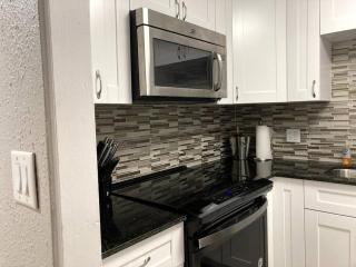 Oceanview on SAND located in Ocean Manor Resort Fort Lauderdale Beach 2 bed 2 bath spacious corner unit partial ocean view - Fort Lauderdale - 5